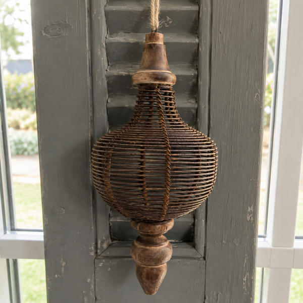 Landelijke hangdecoratie van hout en metaal