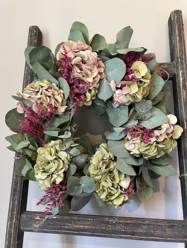Krans van eucalyptus en hortensia.