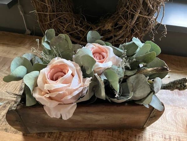 Bloemstuk in houten steenmal.