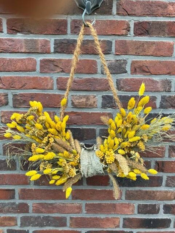 Droogbloemenkrans half geel.