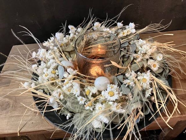 Droogbloemen krans op schaal.
