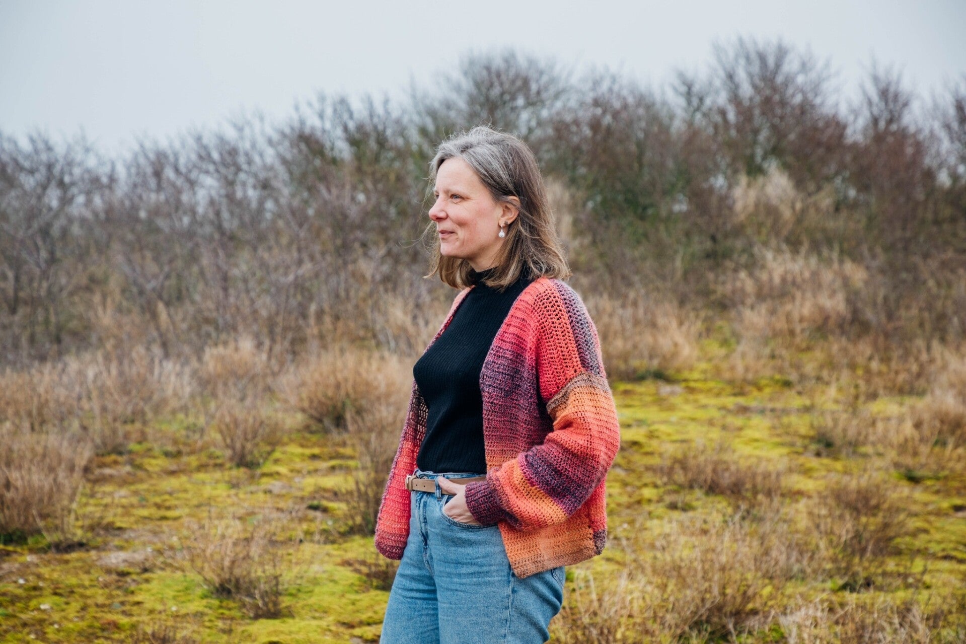 Sophie draagt een gehaakte cardigan