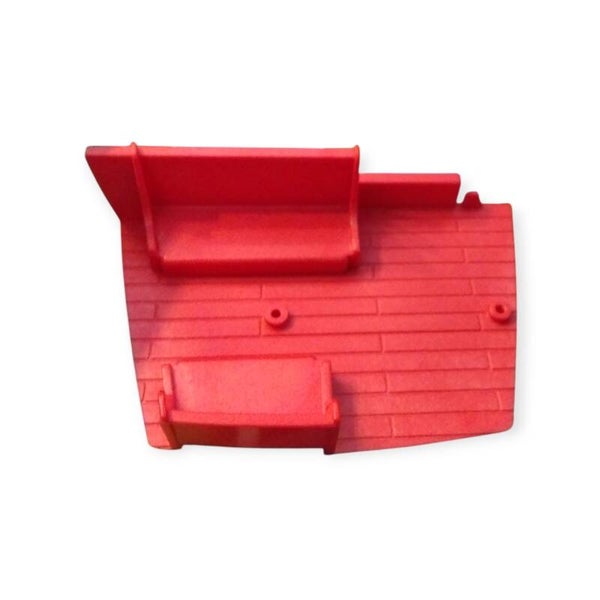 Schiffsrumpf mit Sitzbank und Tisch