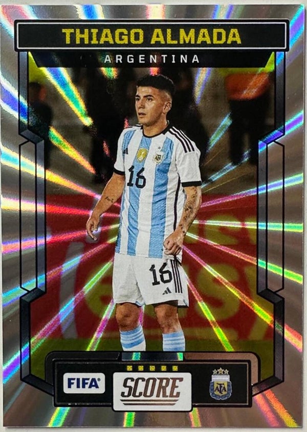 Thiago Almada (Argentinien) – Panini Score FIFA 2023/24 Lasers #6