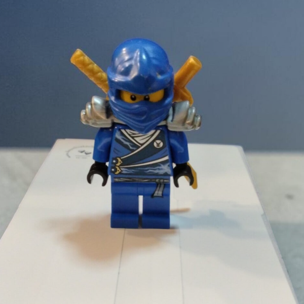 LEGO® Ninjago Minifigur – Jay ZX mit Schulterrüstung