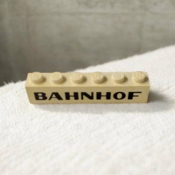 LEGO® Vintage-Einzelteil 3009px42 – Stein 1 x 6 mit schwarzem Aufdruck „BAHNHOF“