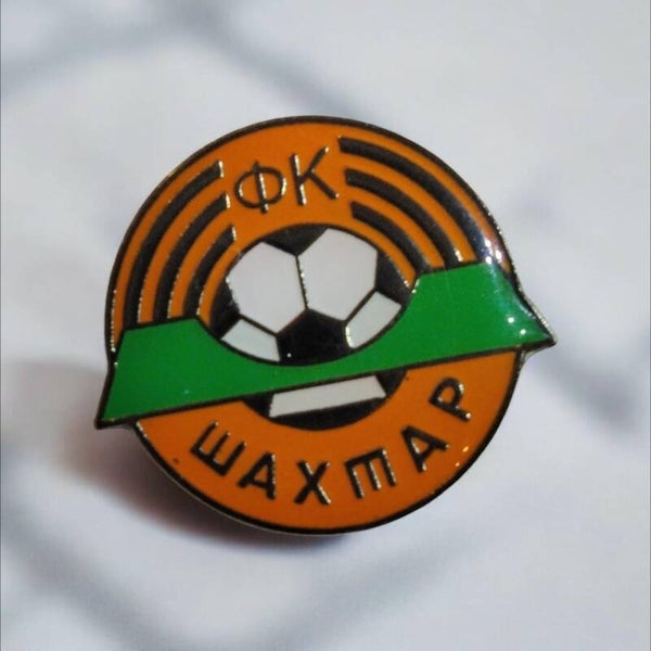 Vintage Emaille-Ansteckpin – FC Schachtar Donezk (Logo-Ära 1989–1997)  Ein selt