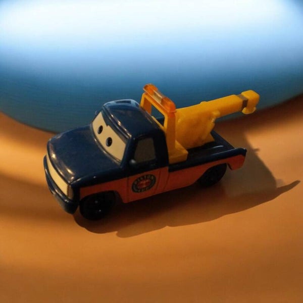 Mattel Disney Cars – Race Tow Truck Tom (Piston Cup Tow Truck) Diecast-Modell (1:55)
