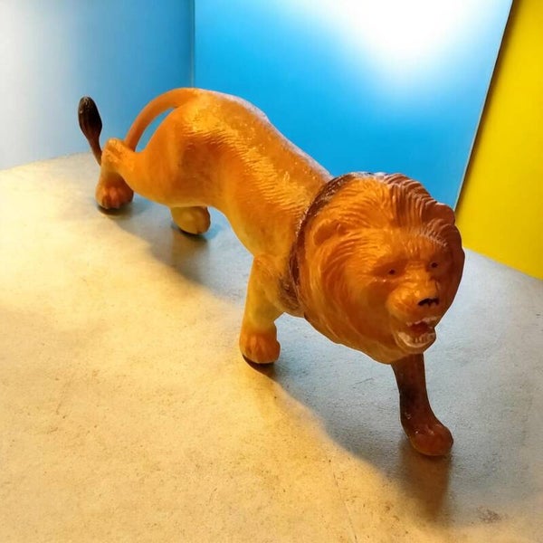 Vintage-DDR-Großfigur aus Gummi – schleichender Löwe (1970er/1980er Jahre)