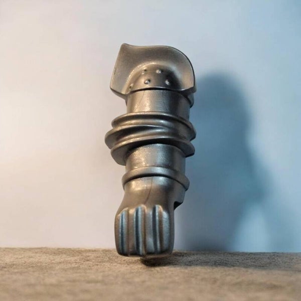 grauer Armschutz, spitzer Schulterschutz (linker Arm)