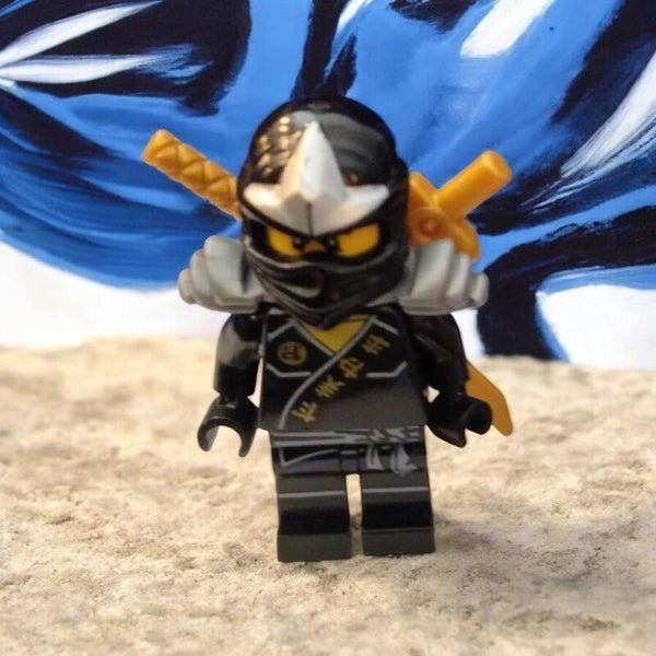 LEGO® NINJAGO® Minifigur – Cole ZX mit Schulterrüstung