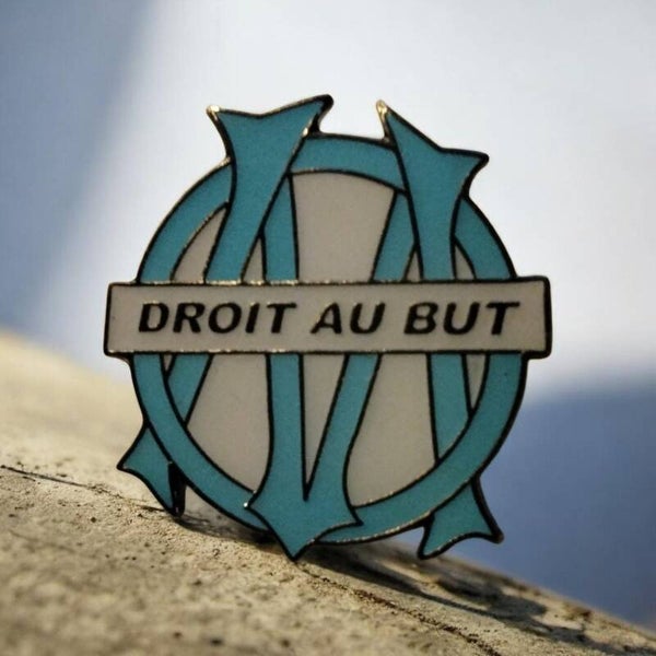 Vintage Emaille-Ansteckpin – Olympique de Marseille (Historisches Logo-Wappen mit Motto)