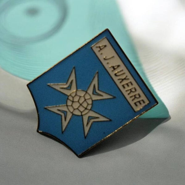 Vintage Emaille-Ansteckpin – AJ Auxerre (Historisches Wappen mit Malteserkreuz)
