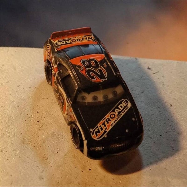 Mattel Disney Cars – Aiken Axler #28 Nitroade Diecast-Modell (Maßstab 1:55) – Piston Cup Racer