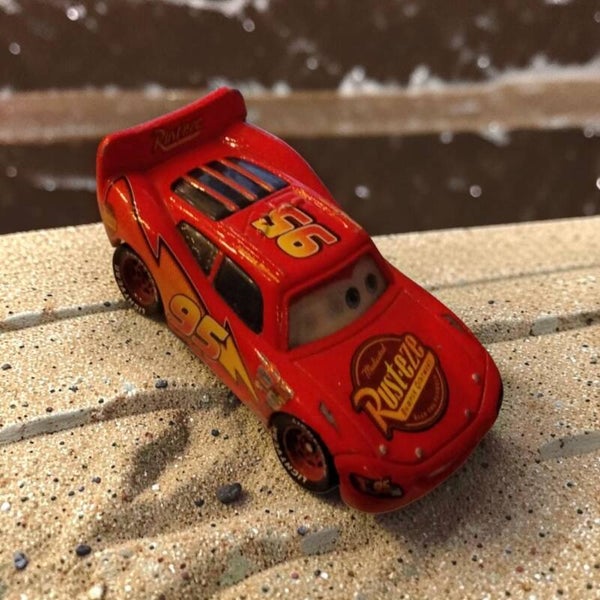 Mattel Disney Cars – Lightning McQueen #95 Rust-Eze Diecast-Modell (Maßstab 1:55) – Original