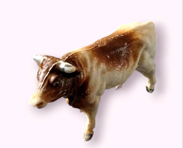 Stier stehend, weiß/braun