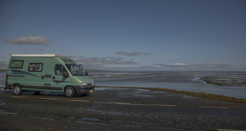De weg was net watervrij door afgaand tij.