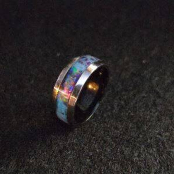 R17 Size 8. Stainless steel comfort fit unlay ring, black core. 4 opals , and a mix of fluorite, ruby flake and glow stone. UV reactive.