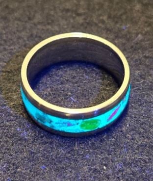 R21- Stainless Steel Comfort fit. Size 8. UV. UNRANIUM!!! GLASS andn ruby and yooperlite flake. resin filled