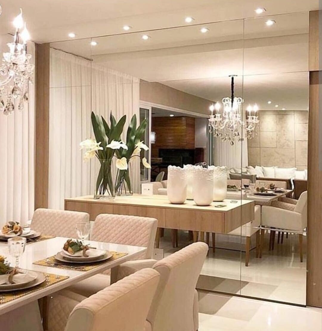 Espejos en pared de sala comedor y recamara.