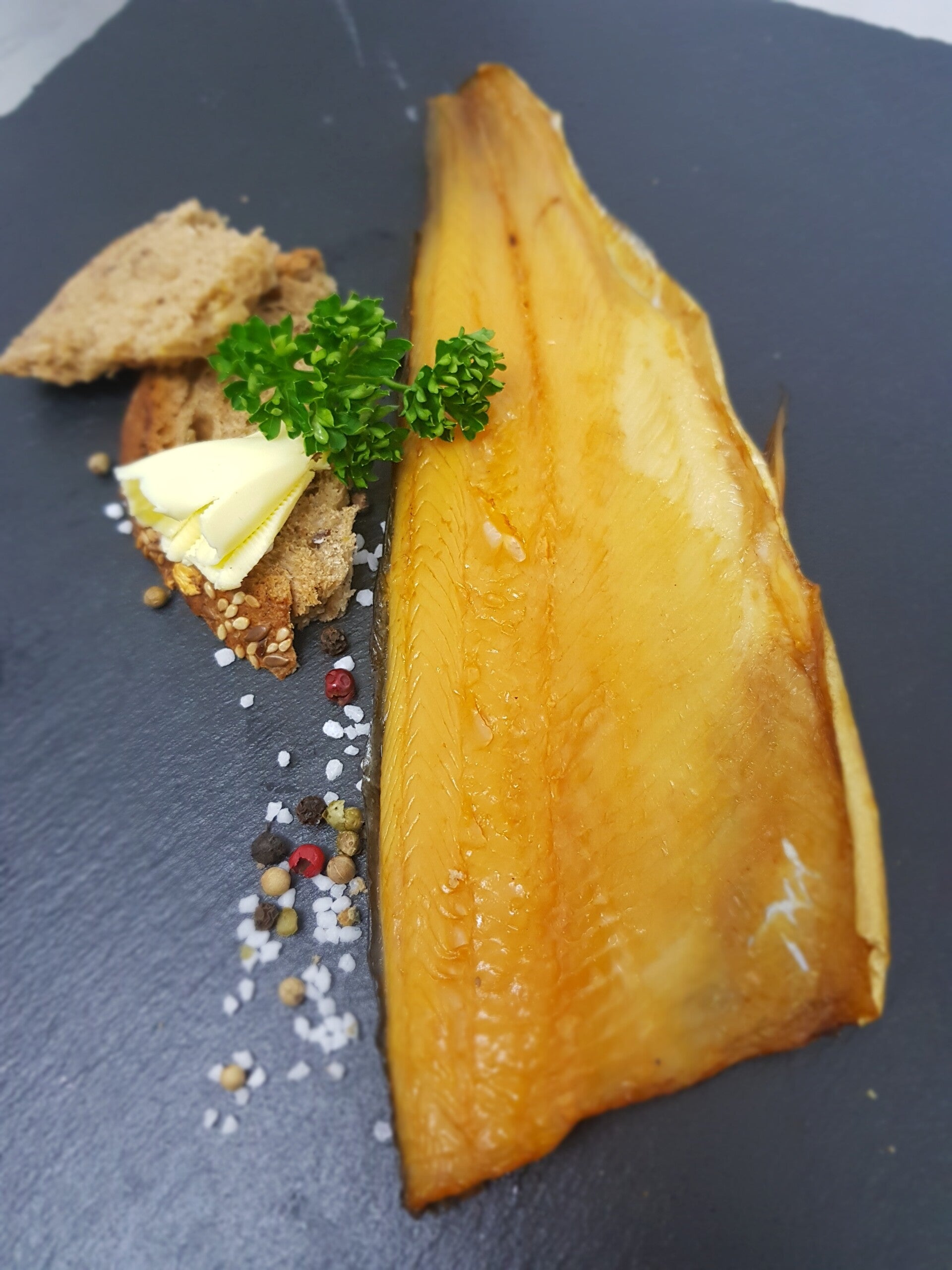 Regenbogenforelle im Filet geräuchert mit Haut