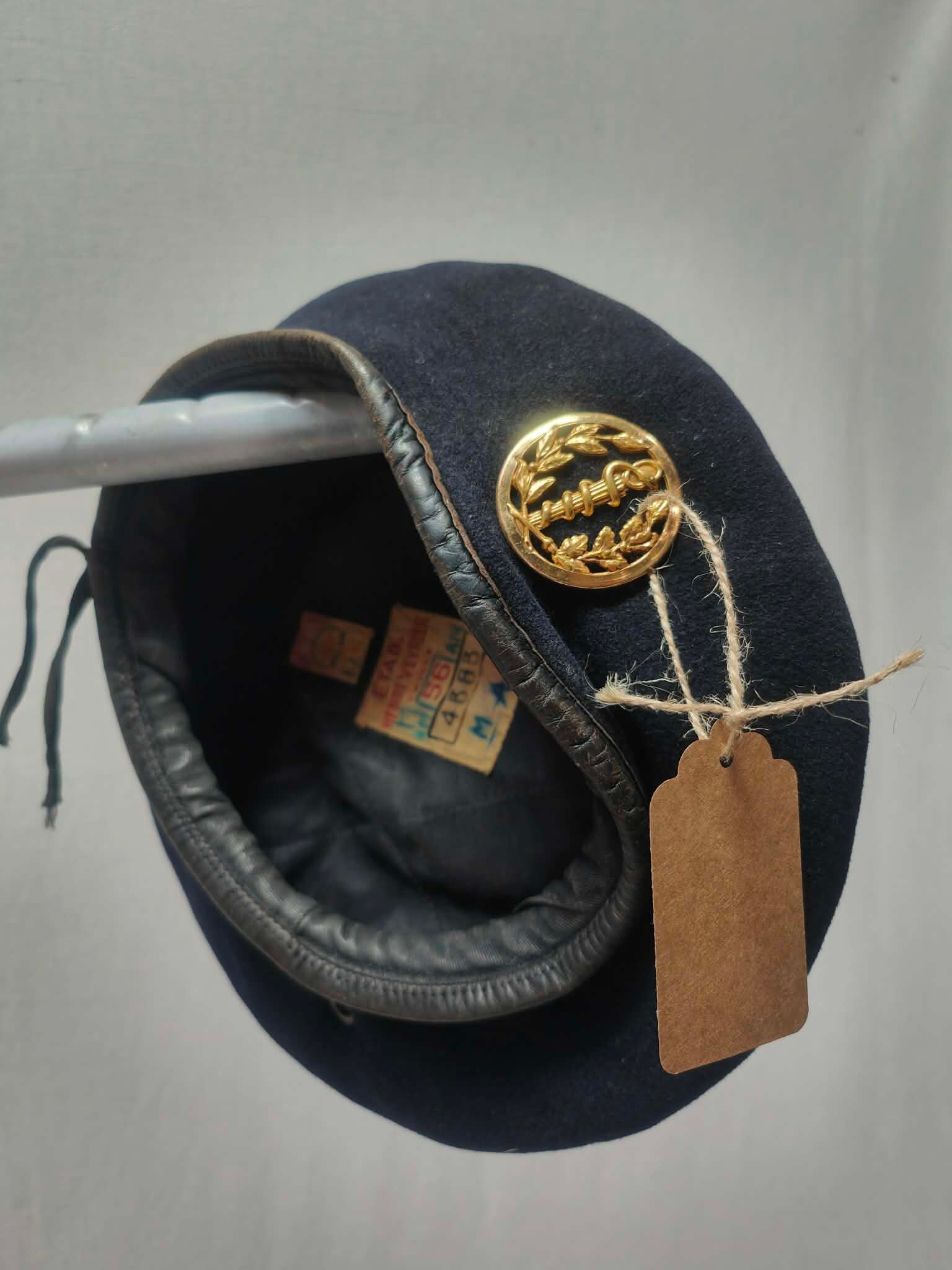 Béret militaire avec insigne métal du service de santé des Armées