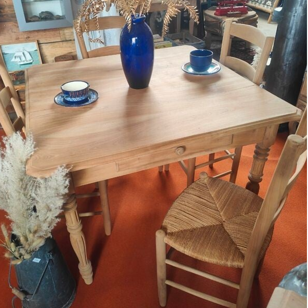 Table de salle à manger aérogommée avec ses 4 chaises