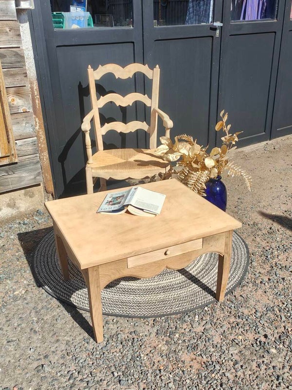 Petite table basse aérogommée
