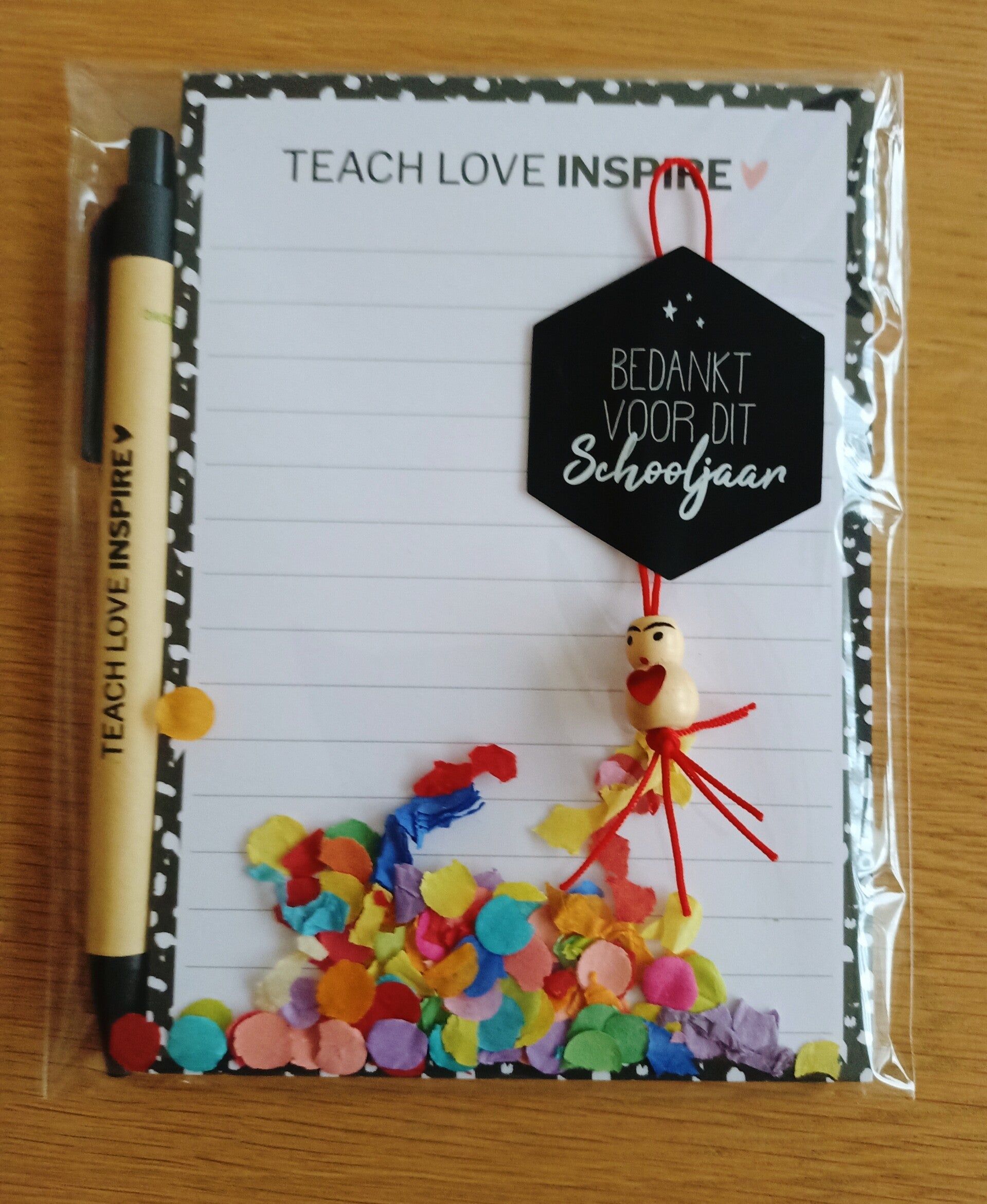 Notitieblok en pen "Teach love inspire"