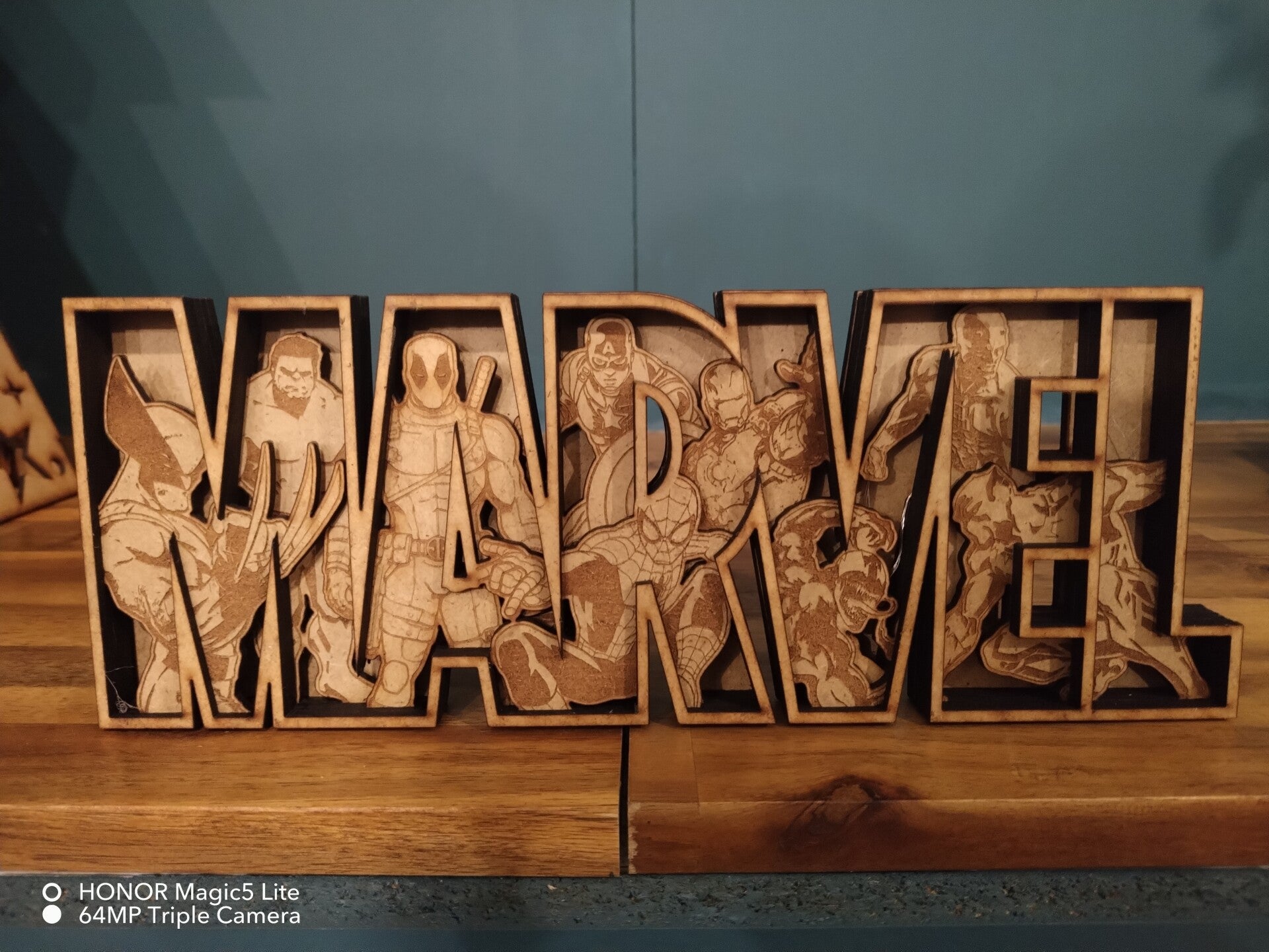 Veilleuse décorative en bois – MARVEL 🦸‍♂️✨