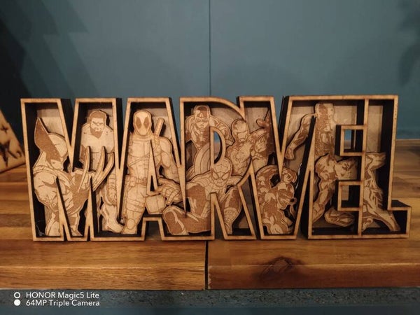 Veilleuse décorative en bois – MARVEL 🦸‍♂️✨