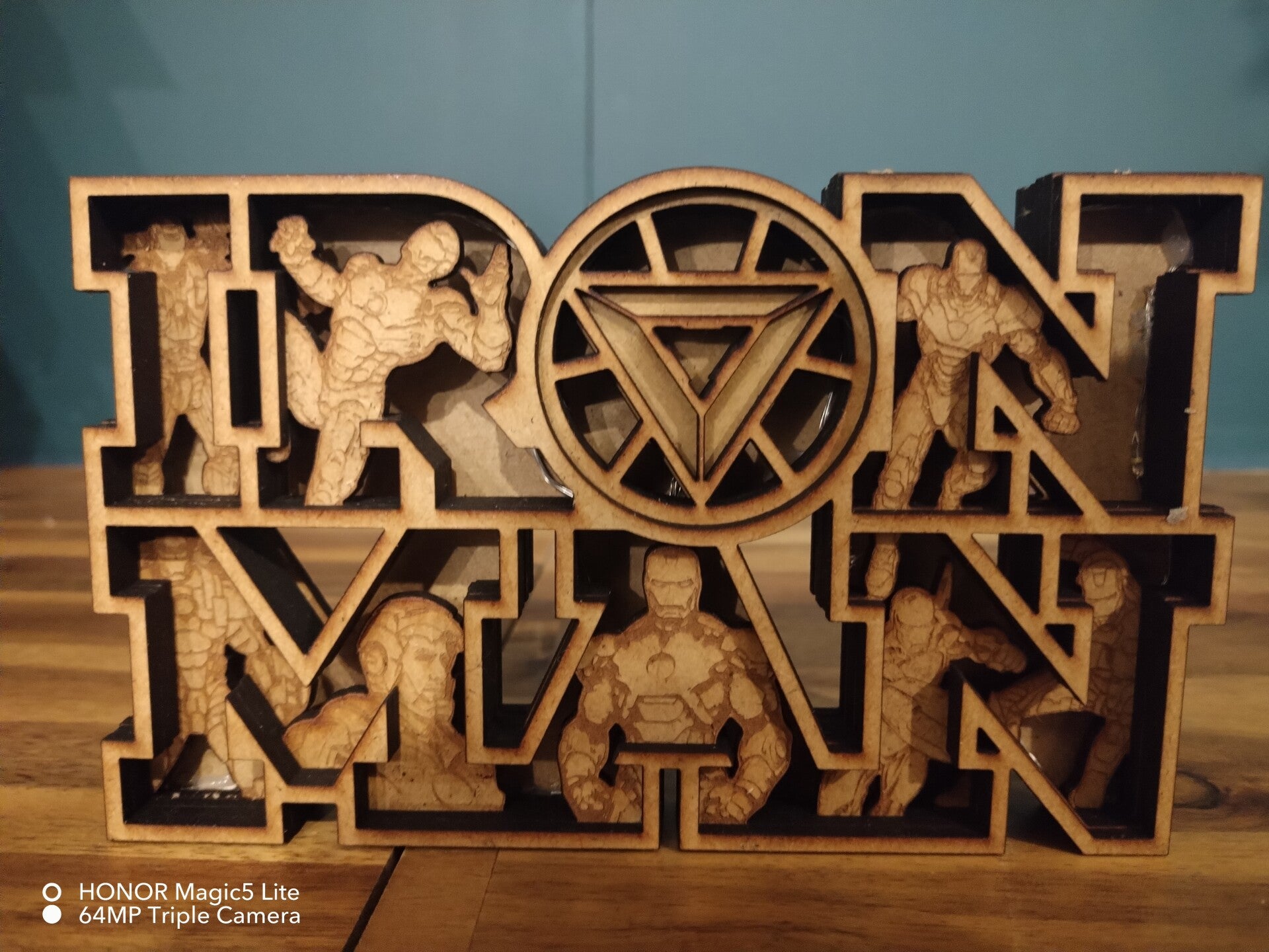⚙️💛 Veilleuse LED en Bois – IRON MAN 💛⚙️