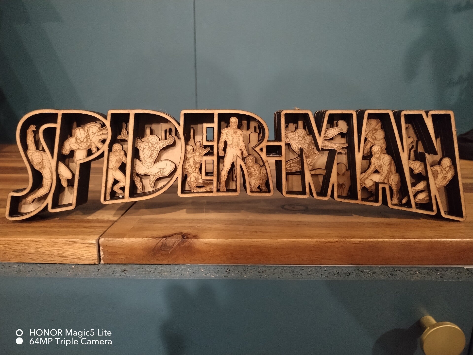 🕷️ Lampe LED "SPIDER-MAN" – Décoration artisanale en bois gravé 🕸️✨