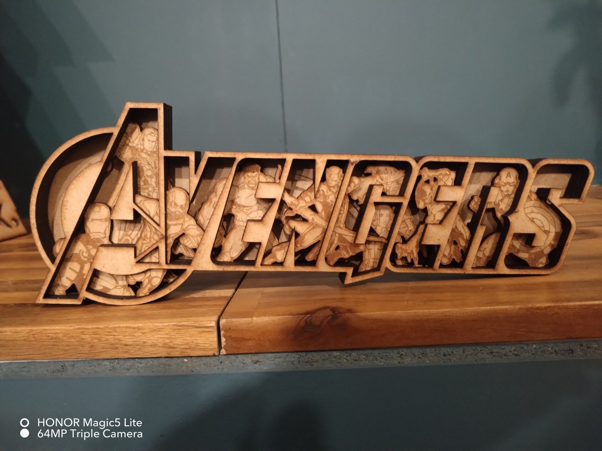 🛡️ Veilleuse LED décorative AVENGERS – Une création artisanale unique pour les fans de Marvel ! 💥