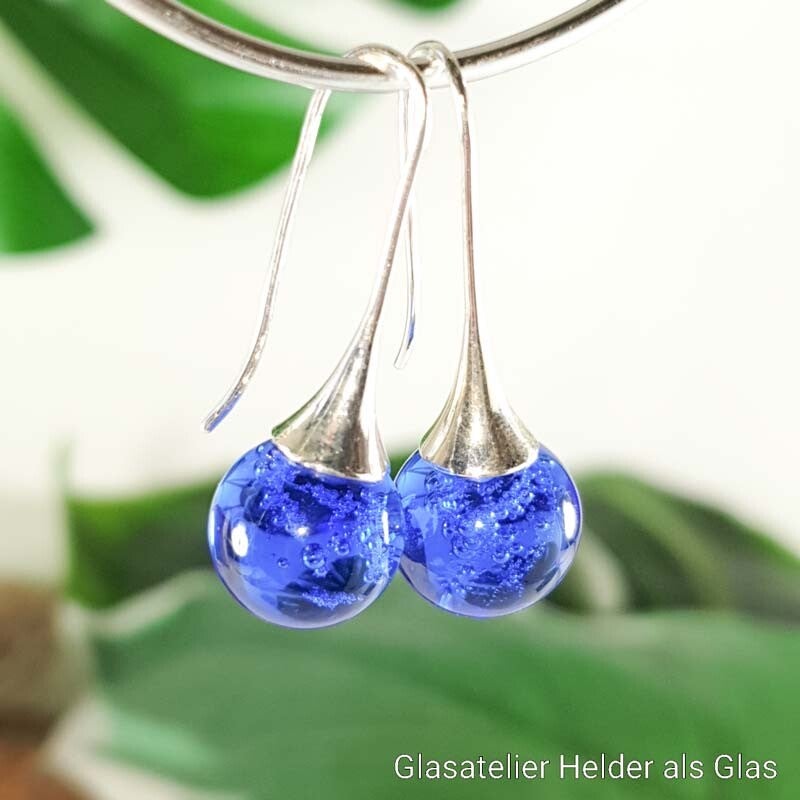 Oorbellen met blauwe glasbolletjes