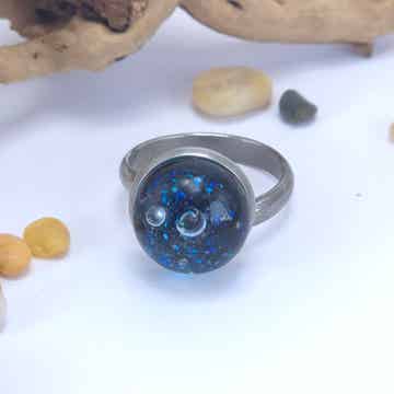 Verstelbare ring met glastop - dichroic blauw met luchtbelletjes
