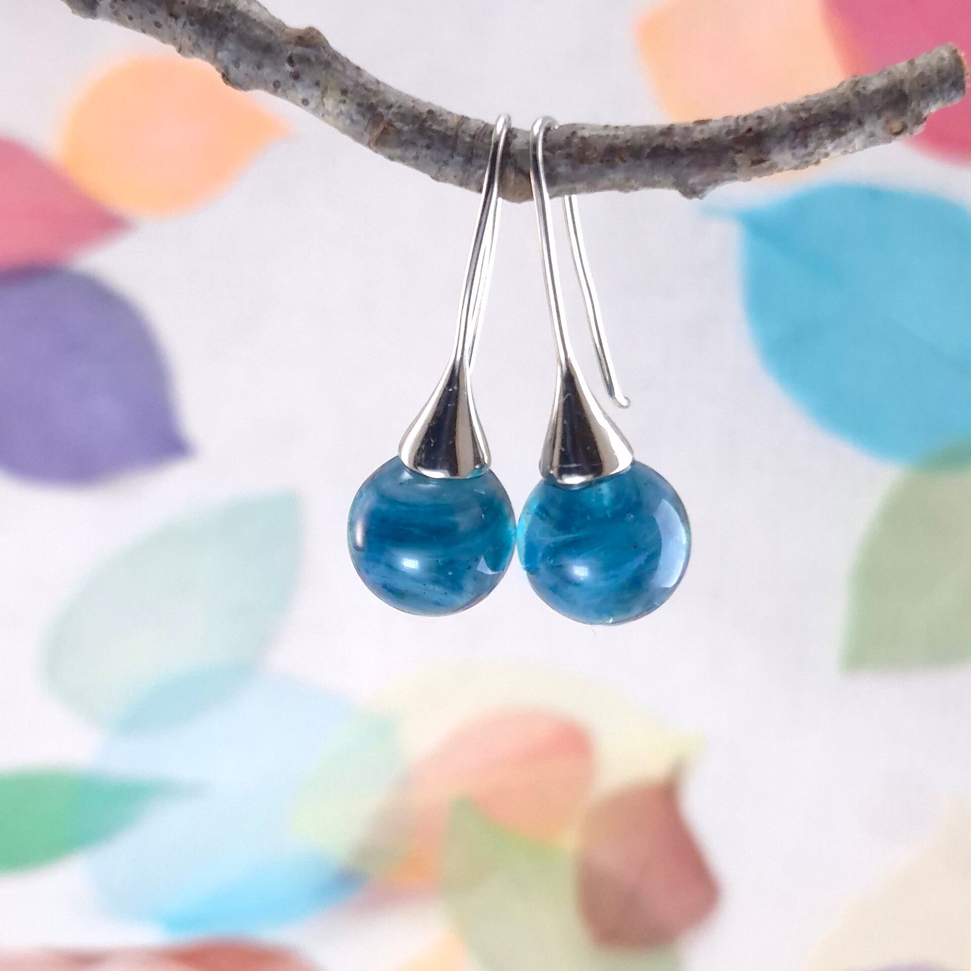 Trompet oorbellen met staal-blauwe glasbolletjes