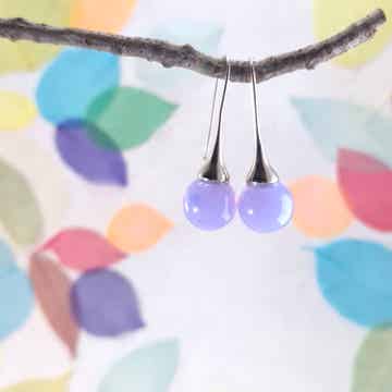 Trompet oorbellen met zacht-lila glasbolletjes