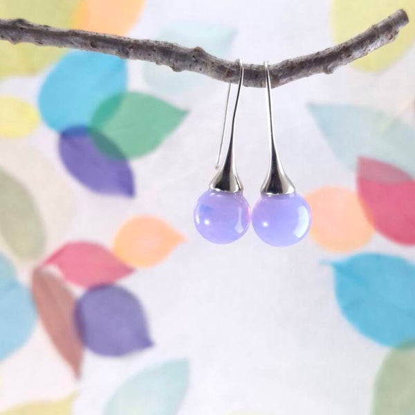 Trompet oorbellen met zacht-lila glasbolletjes