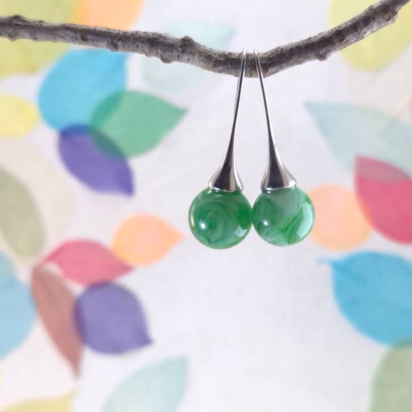 Trompet oorbellen met semi-transparante  groene glasbolletjes