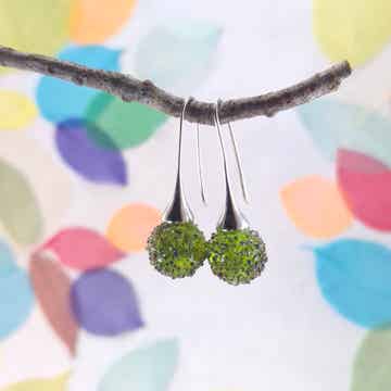 Trompet oorbellen met  groene glasbolletjes met donkere stipjes