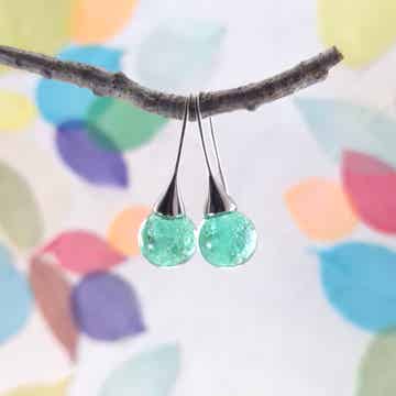 Trompet oorbellen met pauw-blauwgroene glasbolletjes met luchtbelletjes