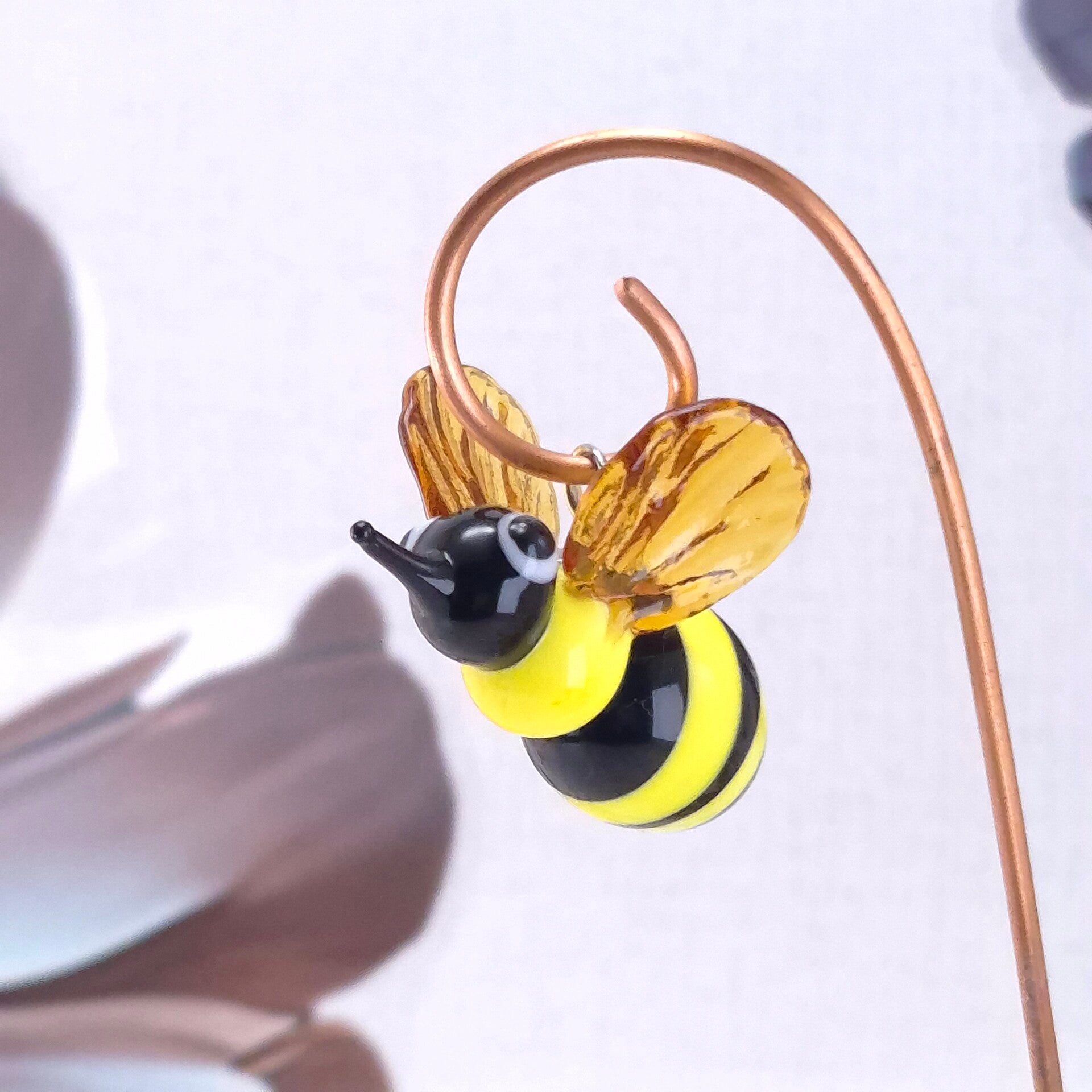 Bijtje aan een koperen steker