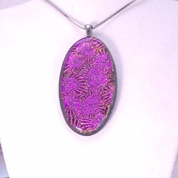 Glashanger zwart glas met roze dichroic glas