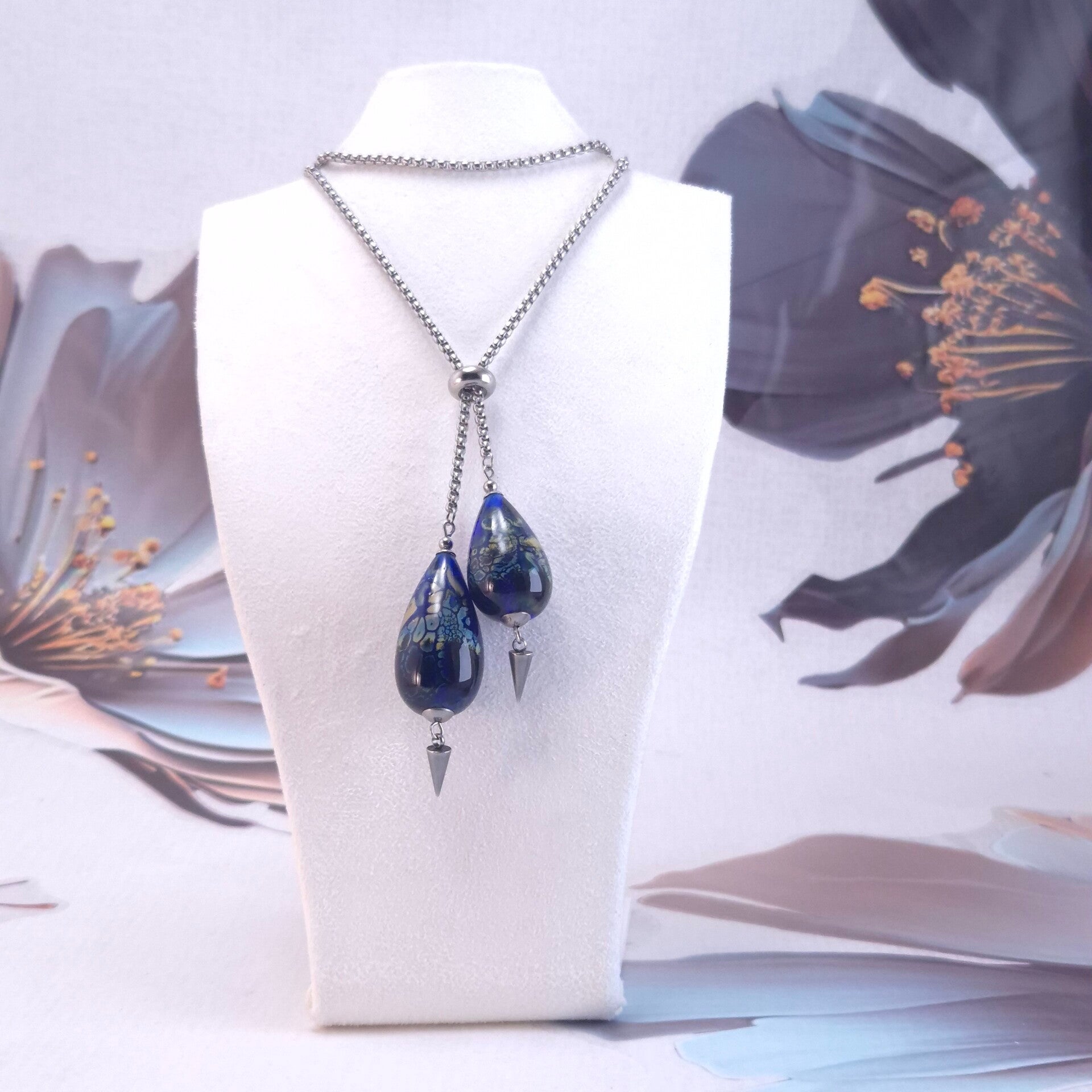 Lange halsketting met blauwe druppelvormige hangers van glas