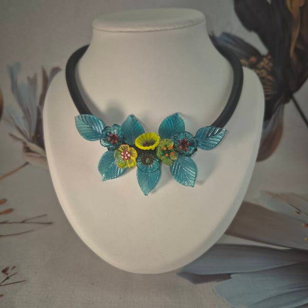 Collier met bloemen en blaadjes van glas - geel-zeegroen