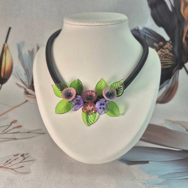 Collier met bloemen en blaadjes van glas - rose- en paarstinten