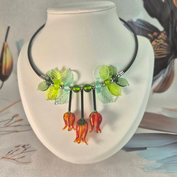 Collier met rode tulpjes van glas - 2