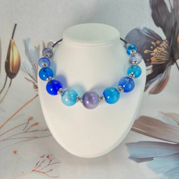 Collier met geblazen holle glaskralen in diverse blauw-tinten en paars