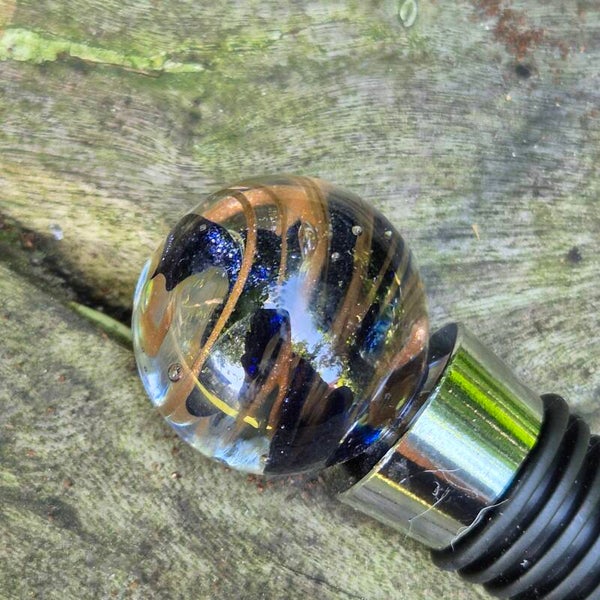 Wijnstopper - flessenstop donkerblauw en gouden swirl en dichroic glinstering